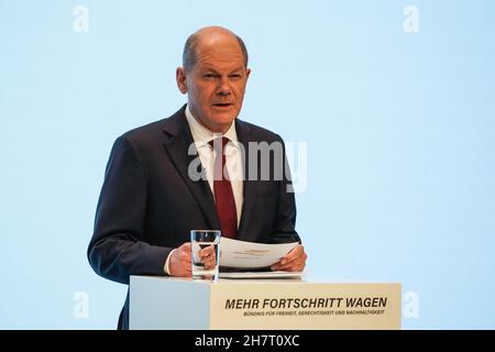 Berlin, Allemagne.24 novembre 2021.OLAF Scholz, du Parti social-démocrate allemand (SPD), assiste à une conférence de presse conjointe à Berlin, en Allemagne, le 24 novembre 2021.Les négociations de coalition entre le Parti social-démocrate allemand (SPD), les Verts et le Parti démocratique libre (FDP) se sont terminées lorsque les trois partis ont présenté un accord mercredi.Credit: Stefan Zeitz/Xinhua/Alay Live News Banque D'Images