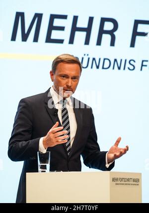 Berlin, Allemagne.24 novembre 2021.Le chef du Parti démocratique libre (FDP) d'Allemagne Christian Lindner participe à une conférence de presse conjointe à Berlin, en Allemagne, le 24 novembre 2021.Les négociations de coalition entre le Parti social-démocrate allemand (SPD), les Verts et le Parti démocratique libre (FDP) se sont terminées lorsque les trois partis ont présenté un accord mercredi.Credit: Stefan Zeitz/Xinhua/Alay Live News Banque D'Images