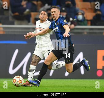 Milan, Italie.24 novembre 2021.Ivan Perisic (R) du FC Inter rivalise avec Dodo de Shakhtar Donetsk lors du match D du groupe de la Ligue des champions de l'UEFA entre le FC Inter et Shakhtar Donetsk à Milan, Italie, 24 novembre 2021.Credit: STR/Xinhua/Alay Live News Banque D'Images