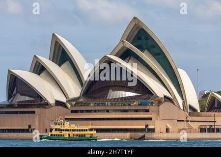 Premier ferry de la flotte de Sydney nommé Friendship Pass près de l'Opéra de Sydney sur le port de Sydney, Nouvelle-Galles du Sud, Australie Banque D'Images