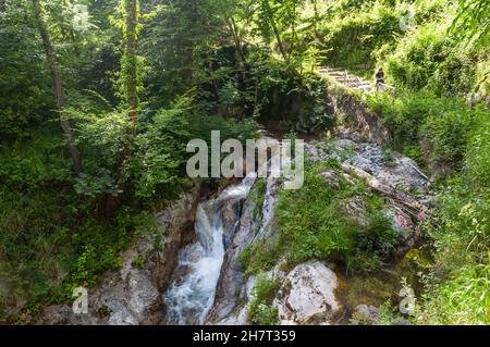 Un ruisseau animé dévie les rochers dans la réserve naturelle de Valle delle Ferriere sur la côte amalfitaine, en Italie. Banque D'Images