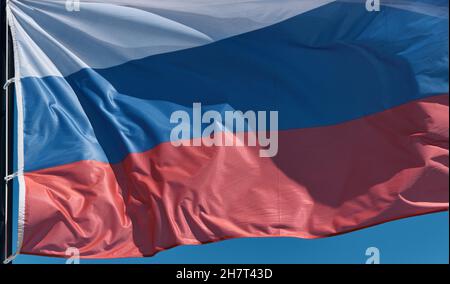 Drapeau de la Fédération de Russie flotte dans le vent.Gros plan Banque D'Images