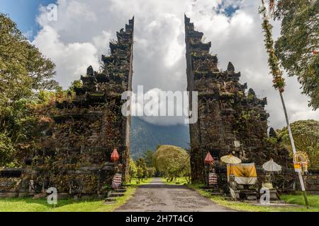 Traditionnel balinais portes séparées candi bentar.Handara, Bedugul, Gianyar, Bali, Indonésie. Banque D'Images