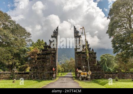 Traditionnel balinais portes séparées candi bentar.Handara, Bedugul, Gianyar, Bali, Indonésie. Banque D'Images