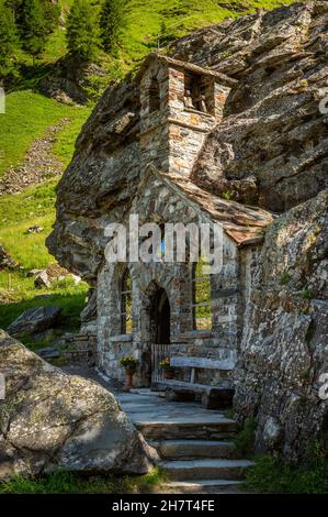 Ancienne chapelle Felsenkapelle Innergschloess, Matrei en Osttirol (Autriche) construite dans un rocher, jour ensoleillé en été Banque D'Images