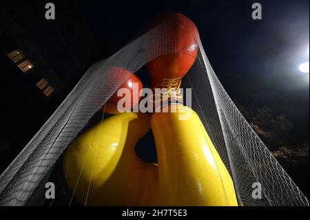 New York, États-Unis.24 novembre 2021.Vue du ballon Ronald McDonald sous un filet lors de la 95e édition annuelle de la fête de Thanksgiving de Macy, « Eve de l'inflation », à New York, NY, le 24 novembre 2021.Le défilé reprend sa route d'origine après avoir été réduit sans spectateurs en raison de la pandémie COVID-19 l'année dernière, les participants doivent présenter une preuve de vaccination.(Photo par Anthony Behar/Sipa USA) crédit: SIPA USA/Alay Live News Banque D'Images