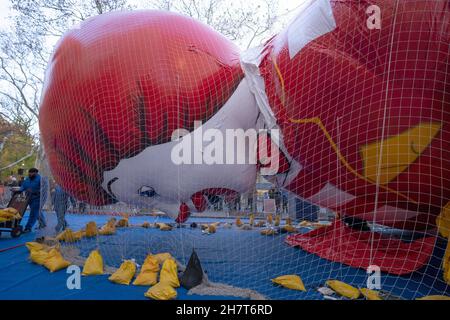 New York, États-Unis.24 novembre 2021.Les travailleurs travaillent sur le ballon Ronald McDonald lors de la 95e parade de la fête de Thanksgiving de Macy sur l'inflation du ballon dans la 81e rue ouest à New York le 24 novembre 2021.Le défilé a été rendu après la version réduite de 2020 en raison de la pandémie de COVID-19 et les spectateurs seront autorisés à voir le défilé complet le long de la route habituelle du côté Upper West jusqu'au grand magasin principal de Macy sur la 34e rue.(Photo de Lev Radin/Sipa USA) crédit: SIPA USA/Alay Live News Banque D'Images