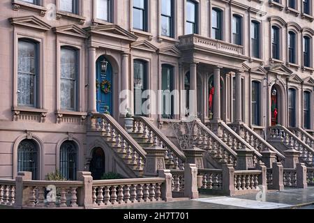 Rangée de maisons de ville en grès brun de New York avec décorations de Noël sur les portes Banque D'Images