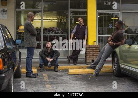 DATE DE SORTIE: 26 février 2016 TITRE: Triple 9 STUDIO: Open Road films RÉALISATEUR: John Hillcoat COMPLOT: Une bande de criminels et de flics corrompus planifient le meurtre d'un policier afin de retirer leur plus grand heist encore de l'autre côté de la ville, VEDETTE: Casey Affleck, Chiwetel Ejiofor, Anthony Mackie.(Image de crédit : © Open Road films/Entertainment Pictures) Banque D'Images