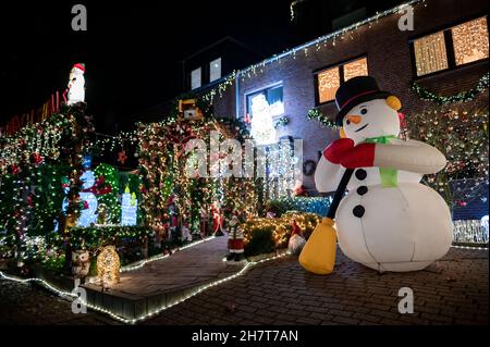 Oberhausen, Allemagne.16 novembre 2021.L'entrée de la maison est décorée de lumières, un bonhomme de neige gonflable se tient dans l'allée.Dirk van Acken, d'Oberhausen, a été décorant sa maison pour Noël depuis 2013, et à présent il a accumulé environ 30,000 lumières dans et autour de la maison.Aucune pièce dans l'appartement n'est sans décorations de Noël, et van Acken a même mis en place deux "canons maintenant" dans le jardin.Au fur et à mesure que les décorations de Noël se sont développées, le nombre de visiteurs l'a également fait.Au cours des dernières années, près de 1,000 000 visiteurs ont pris un coup d'œil à l'extraordinaire crédit: dpa/Alamy Live News Banque D'Images