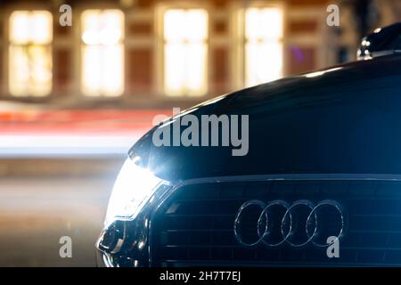 Hanovre, Allemagne.24 novembre 2021.Le logo du constructeur automobile Audi est visible sur un véhicule dans la soirée.La Cour fédérale de justice (BGH) est en cours d'audition sur 25.11.2021 dans le scandale diesel sur des réclamations possibles pour dommages-intérêts contre la filiale Audi de VW.Credit: Moritz Frankenberg/dpa/Alay Live News Banque D'Images