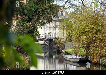 24 novembre 2021, Brandebourg, Lübbenau: Une Péniche en bois est amarrée près du petit port du Spreschlößchen sur les rives de la rivière Fließ après la fin de la saison.Des excursions à la pillée dans le Spreewald sont également disponibles en automne et en hiver.Pour réchauffer les excursions, il y a ensuite du vin chaud, du thé et des couvertures épaisses.Photo: Soeren Stache/dpa-Zentralbild/dpa Banque D'Images