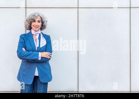 femme mature dans un costume bleu et un foulard Banque D'Images