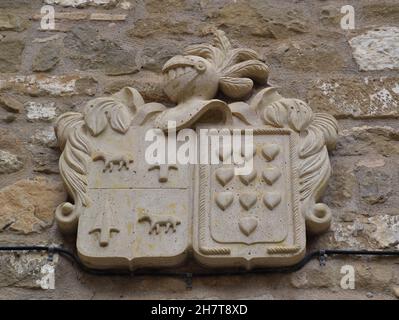 SOS DEL REY CATOLICO, ESPAGNE - 18 octobre 2021 : un gros plan d'une statue pierreuse, armoiries sur un mur dans la ville de Sos del rey catholic, Espagne Banque D'Images