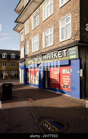 Mini-magasin Essentials à Barking Banque D'Images