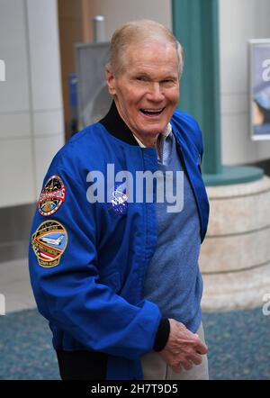 L'administrateur de la NASA, Bill Nelson, arrive à l'aéroport international d'Orlando pour faire part de son annonce lors d'une conférence de presse concernant la mise en œuvre d'une technologie de programmation de vol développée par la NASA dans tous les aéroports du pays en 2023. Le système de démonstration de la technologie de l'espace aérien 2 (ATD-2) a été transféré à la Federal Aviation Administration (FAA) àSeptembre.Cette technologie permettra aux avions de rouler directement sur la piste pour le décollage afin d'éviter un temps de taxi et de temps de retenue excessifs, réduisant ainsi la consommation de carburant, les émissions et les retards des passagers. Banque D'Images