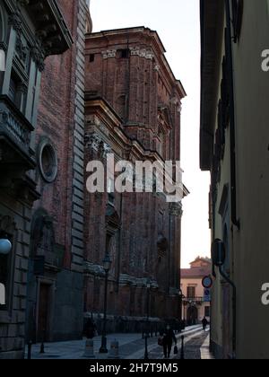NOVARA, ITALIE - 26 octobre 2021 : la basilique San Gaudenzio et la place centrale de la ville de Novara, Piémont Banque D'Images