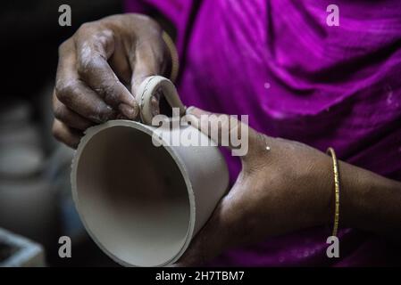 Dhaka, Dhaka, Bangladesh.25 novembre 2021.L'industrie de la céramique, un important lien vers l'arrière du secteur de la construction, doit encore rebondir complètement des chocs de la pandémie de Covid-19.bien qu'il y ait eu quelques améliorations après l'arrêt du coronavirus,L'industrie de la céramique n'a pas été en mesure de se tourner vers l'extérieur, car le secteur de la construction ne s'est pas entièrement rétabli.les initiés de l'industrie affirment que la demande de produits céramiques au pays et à l'étranger a diminué pendant la pandémie de Covid-19.En outre, les exportations des produits ont également chuté.Après tout, cette industrie tente d'entrer dans bef Banque D'Images