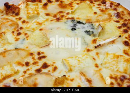 Gros plan de pizza avec différents types de fromage.Photo macro de produits délicieux.Quatre fromages pizza. Banque D'Images
