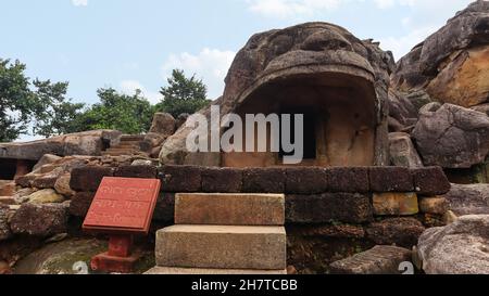 Grotte 12 : Vyaghra Gumpha (Bagha Gumpha), grottes d'Udaygiri, Bhubaneswar, Odisha, Inde.L’extérieur est sculpté dans la forme d’une tête de tigre, d’une large bouche Banque D'Images