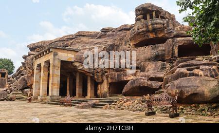 Grotte 14 : Grottes de Hathi Gumpha Udaygiri, Orissa, Inde.Grotte naturelle.Pensé pour avoir été un éléphant stable dans les temps précédents. Banque D'Images