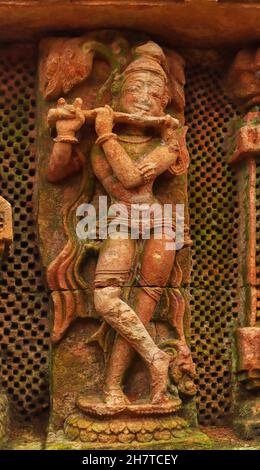 Sculpture de Lord Krishna sur le temple de Sukasari, Bhubaneswar, Odisha, Inde.Construit en grès avec des sculptures de figures humaines, de divinités, de scro Banque D'Images