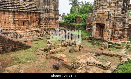 Murs tombés du temple de Sukasari et vue du temple, Bhubaneswar, Odisha, Inde.Construit en grès avec des sculptures de figures humaines, divinités, travail de défilement a Banque D'Images