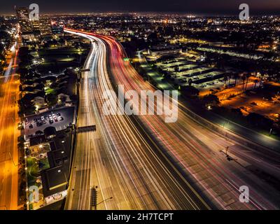 Los Angeles, États-Unis.24 novembre 2021.Les résidents de la région de Los Angeles emprennent les autoroutes pour rendre visite aux familles et aux amis pendant les vacances de Thanksgiving.L'autoroute 405 sera l'autoroute la plus fréquentée pendant les vacances.11/24/2021 Los Angeles, CA.USA (photo de Ted Soqui/SIPA USA) crédit: SIPA USA/Alay Live News Banque D'Images