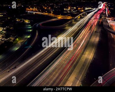 Los Angeles, États-Unis.24 novembre 2021.Les résidents de la région de Los Angeles emprennent les autoroutes pour rendre visite aux familles et aux amis pendant les vacances de Thanksgiving.L'autoroute 405 sera l'autoroute la plus fréquentée pendant les vacances.11/24/2021 Los Angeles, CA.USA (photo de Ted Soqui/SIPA USA) crédit: SIPA USA/Alay Live News Banque D'Images