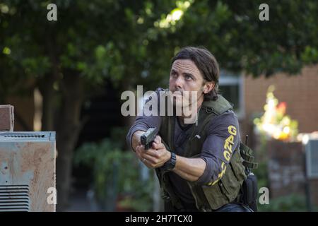 DATE DE SORTIE: 26 février 2016 TITRE: Triple 9 STUDIO: Open Road films RÉALISATEUR: John Hillcoat COMPLOT: Une bande de criminels et de flics corrompus planifient le meurtre d'un policier afin de retirer leur plus grand heist encore de l'autre côté de la ville, VEDETTE: Casey Affleck, Chiwetel Ejiofor, Anthony Mackie.(Image de crédit : © Open Road films/Entertainment Pictures) Banque D'Images