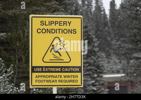 Panneau d'avertissement de conditions glissantes dans le parc national en cas de chute de neige Banque D'Images