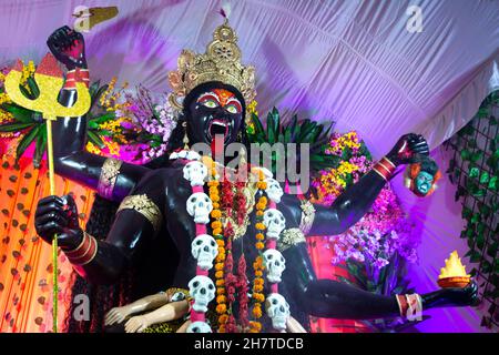 Idole de la déesse hindoue kali pendant le festival navratri Banque D'Images