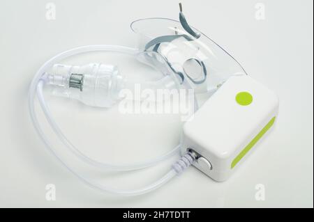 Inhalateur avec tube et masque isolé sur fond blanc studio au-dessus de la vue de dessus Banque D'Images