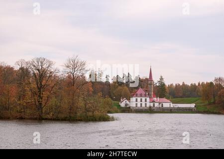 Belle vue sur le lac et le château historique du Prieuré. Banque D'Images