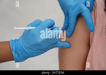 Photo du dossier datée du 31/07/21 d'une personne recevant un jab Covid-19.Les experts qui ont suivi l'efficacité du vaccin Pfizer/BioNTech ont constaté que le risque d'infection à Covid augmente plus longtemps que les gens ont reçu une deuxième dose. Banque D'Images