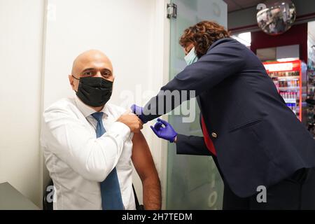 Photo du dossier datée du 17/11/21 du secrétaire à la Santé Sajid Javid recevant son jab de rappel Covid-19.Les personnes qui ont reçu leur vaccin de rappel avant le 11 décembre auront une « très grande protection contre Covid-19 d'ici le jour de Noël », a déclaré le ministère de la Santé et des Affaires sociales. Banque D'Images