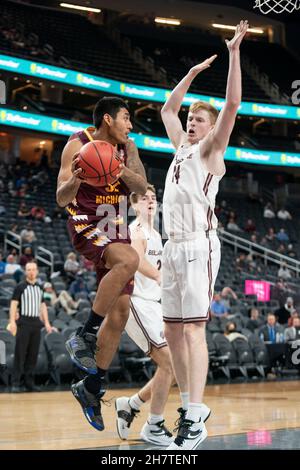 Central Michigan Chippewas garde Oscar Lopez Jr. (32) passe lors d'un match de basket-ball NCAA contre les Chevaliers de Bellarmine, mardi 23 novembre 2021, in Banque D'Images