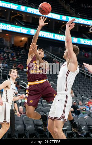 Central Michigan Chippewas garde Oscar Lopez Jr. (32) pousses lors d'un match de basket-ball NCAA contre les Chevaliers de Bellarmine, mardi 23 novembre 2021, in Banque D'Images