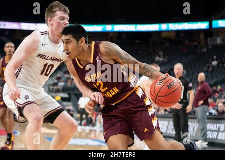 Centre du Michigan le garde des Chippewas Oscar Lopez Jr. (32) se dirige contre le garde des Chevaliers de Bellarmine Garrett Tipton (10) lors d'un match de basketball NCAA, Tuesd Banque D'Images