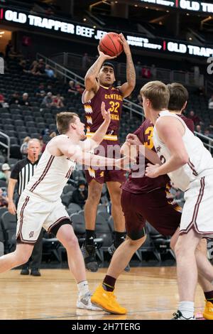 Central Michigan Chippewas garde Oscar Lopez Jr. (32) pousses lors d'un match de basket-ball NCAA contre les Chevaliers de Bellarmine, mardi 23 novembre 2021, in Banque D'Images