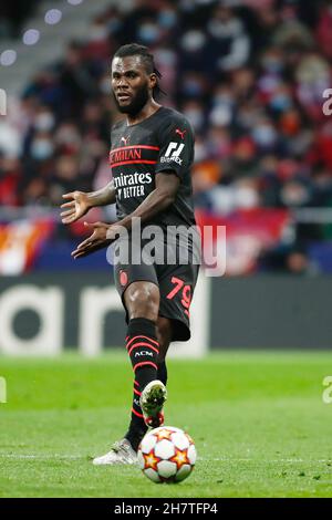 Madrid, Espagne.24 novembre 2021.Frank Kessie de Milan lors de la Ligue des champions de l'UEFA, match de football du Groupe B entre l'Atlético de Madrid et l'AC Milan le 24 novembre 2021 au stade Wanda Metropolitano de Madrid, Espagne - photo: Oscar Barroso/DPPI/LiveMedia crédit: Agence photo indépendante/Alamy Live News Banque D'Images