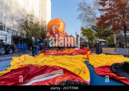 New York, États-Unis.24 novembre 2021.Les travailleurs travaillent sur le ballon Ronald McDonald lors de la 95e parade de la fête de Thanksgiving de Macy sur l'inflation du ballon dans la 81e rue ouest.Le défilé a été rendu après la version réduite de 2020 en raison de la pandémie de COVID-19 et les spectateurs seront autorisés à voir le défilé complet le long de la route habituelle du côté Upper West jusqu'au grand magasin principal de Macy sur la 34e rue.(Photo de Lev Radin/Pacific Press) crédit: Pacific Press Media production Corp./Alay Live News Banque D'Images