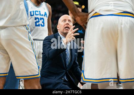 Mick Cronin, entraîneur-chef d'UCLA Bruins, parle lors d'un match de basket-ball de la NCAA contre les Gonzaga Bulldogs, le mardi 23 novembre 2021, à Las Vega Banque D'Images