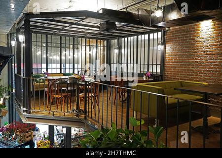 Décoration intérieure et design au restaurant local et café décoré avec des murs en briques et des meubles en bois dans un style loft industriel Banque D'Images