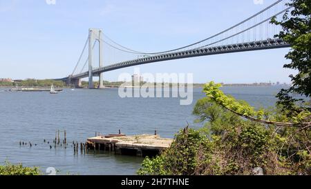 Vue en direction de Brooklyn à travers les Narrows à fort Wadsworth, avec vestiges de Torpedo Wharf et du pont Verrazzano, Staten Island, NY, États-Unis Banque D'Images