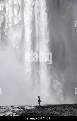 Gros plan de la partie inférieure de la chute d'eau Seljalandsfoss en Islande avec son origine dans le glacier du volcan Eyjafjallajokull; image remplie de la chute de W Banque D'Images