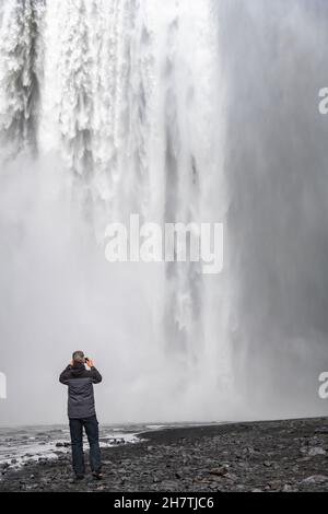 Gros plan de la partie inférieure de la chute d'eau Seljalandsfoss en Islande avec son origine dans le glacier du volcan Eyjafjallajokull; image remplie de la chute de W Banque D'Images