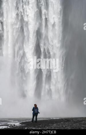 Gros plan de la partie inférieure de la chute d'eau Seljalandsfoss en Islande avec son origine dans le glacier du volcan Eyjafjallajokull; image remplie de la chute de W Banque D'Images