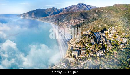 Vue aérienne avec le village de Nonza , île Corse, France Banque D'Images