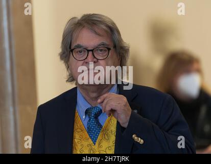 Munich, Allemagne.23 novembre 2021.Helmut Markwort (FDP) traverse le Parlement bavarois pour se rendre à la session sans protection de la bouche-nez.Credit: Peter Kneffel/dpa/Alay Live News Banque D'Images